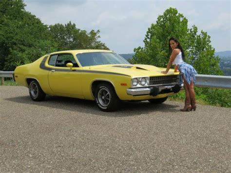 1973 Plymouth Road Runner Autographed by DAISY DUKE & BO DUKE/John ...