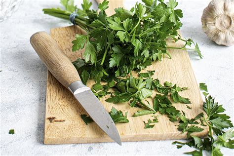 Fresh organic parsley wooden cutting | Premium Photo - rawpixel