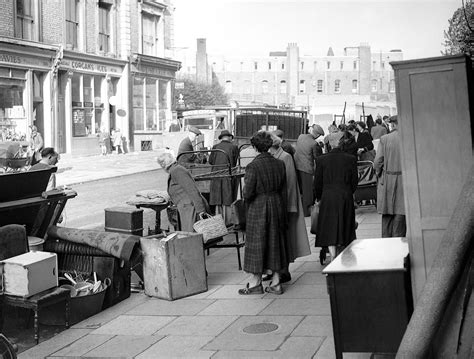 Photographs of Portobello Road in 1950 - Flashbak