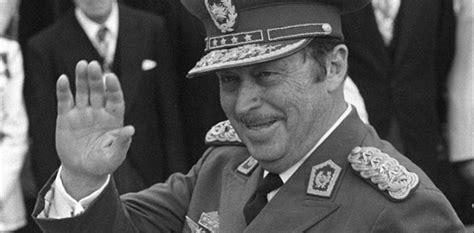 Paraguay: hallan restos óseos enterrados en una casa que fue del ex dictador Alfredo Stroessner