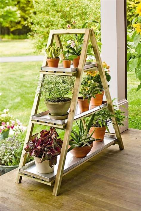 DIY Flower stand - Turn an old wooden ladder into a flower decoration