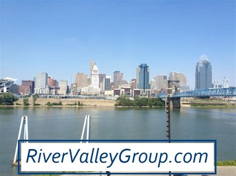 View of the Cincinnati skyline from northern Kentucky houses and condos ...