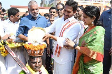 Andhra Pradesh CM, wife participate in Sankranti celebrations