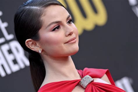 Selena Gomez calls lupus an 'everyday struggle': The signs and symptoms ...