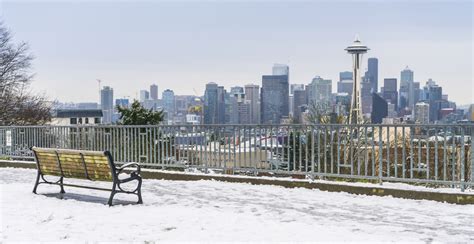 There's a high chance that we'll be seeing snow in Seattle this weekend ...