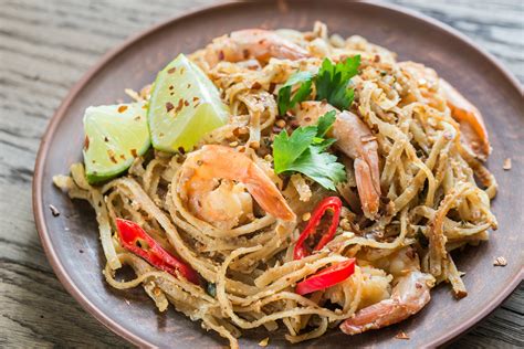 Thai fried rice noodles with shrimps - Travel Or Die Trying
