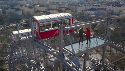 Wiener Prater bietet Fahrt mit Riesenrad auf Glasplatte an