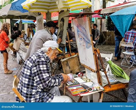 Montmartre Street Painters, Place Du Tertre in Paris Editorial Stock ...