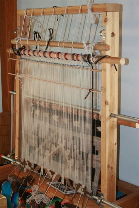 Under-Over weaving on Navajo Loom in 2023 | Rug weaving loom, Loom weaving, Navajo weaving