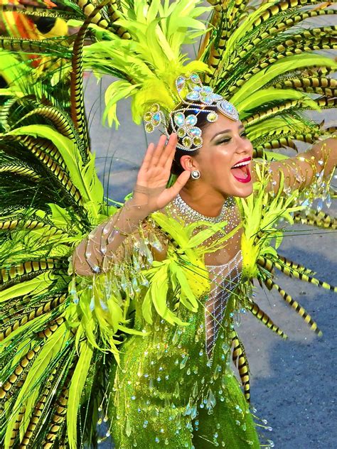 La Reina de la Carnaval de Barranquilla 2012 | Traditional dresses, Carnival girl, Samba costume