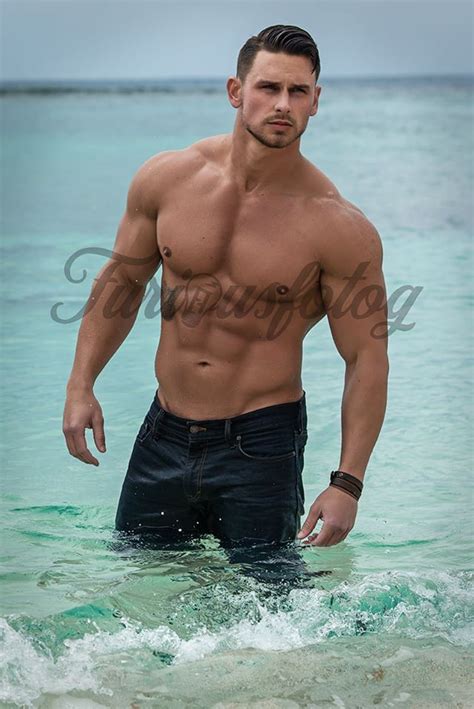 Guapo galán musculoso en la playa con jeans. | Hombres guapos, Hombres ...