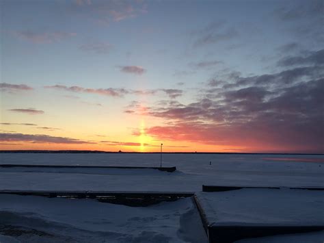 Beam of light - Winter sunset on the Ottawa River [OC] [3264X2448] : r/SkyPorn