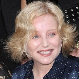 Gina Schock - Age, Family, Bio | Famous Birthdays