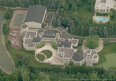 ปักพินในบอร์ด Michael Jordan's Highland Park, IL House That Won't Sell