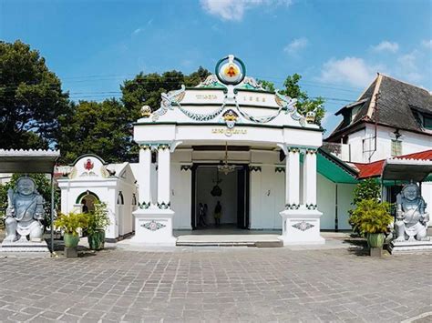 Kraton Yogyakarta: Bangunan Agung dengan Arsitektur Jawa yang Penuh ...