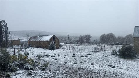 Sutherland blanketed with snow as cold front grips parts of SA - SABC ...