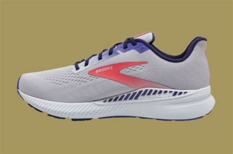 Top 10 Best Running Shoes for Flat Feet in 2023 - Oskar Shoes