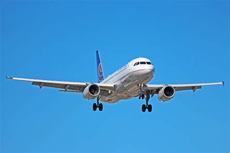 N403UA: United Airlines Airbus A320-200 at Toronto Pearson (YYZ)