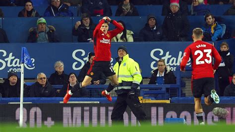 Alejandro Garnacho's 'incredible' overhead kick for Manchester United ...