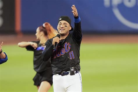 OMG! Mets infielder Jose Iglesias performs his song after win