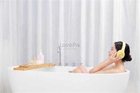 Female Bubble Bath Listening Music Picture And HD Photos | Free ...