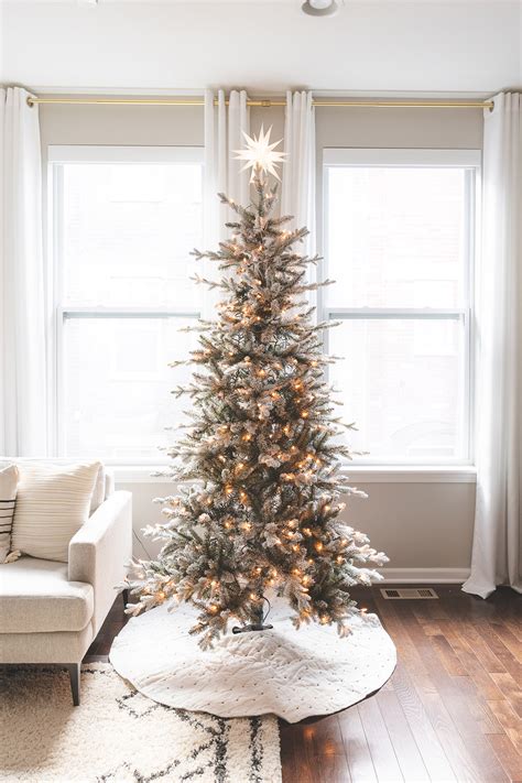 How to Decorate a Minimalist Christmas Tree - VIV & TIM