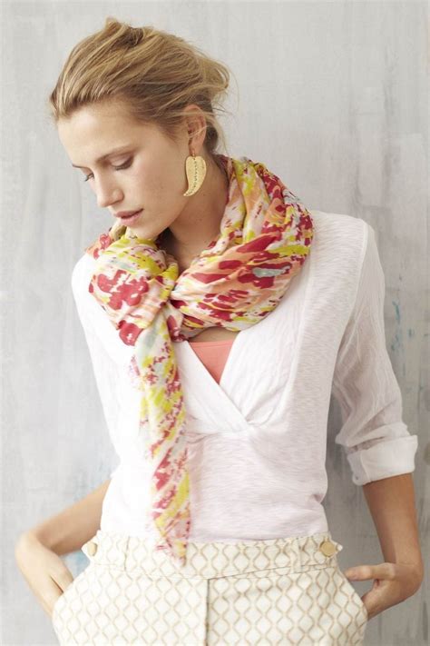 different ways to wear a scarf around your neck | Ways to wear a scarf, Fashion, How to wear scarves