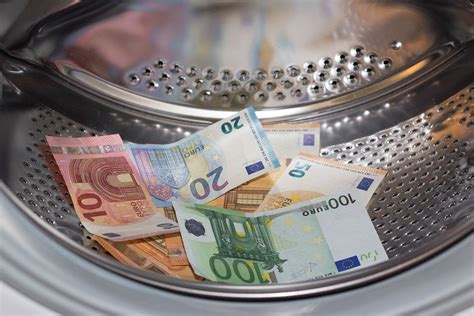 Cash in a tumbler symbolising money laundering - Creative Commons Bilder