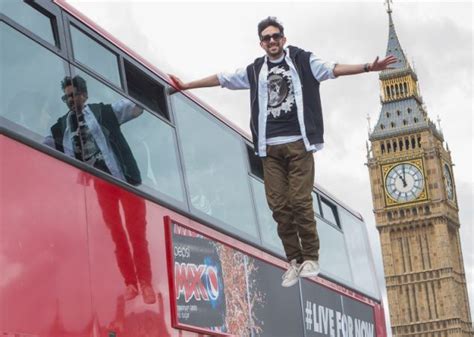 Magician Dynamo Levitates From The Roof Of A London Bus - Science ...