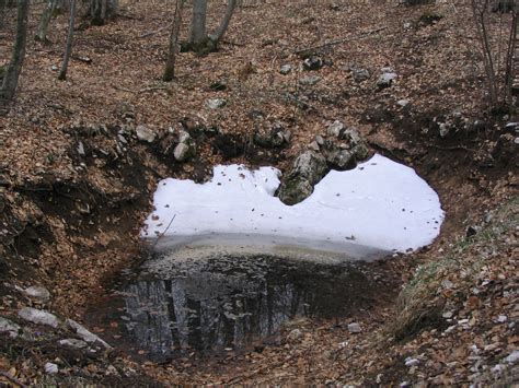 File:Karst sinkhole with snow-drift.jpg - Wikipedia