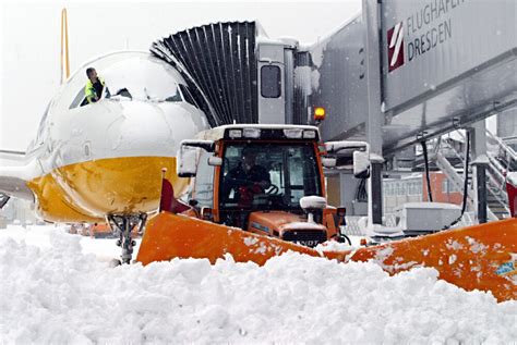 How Airports Deal With Snow - Simple Flying