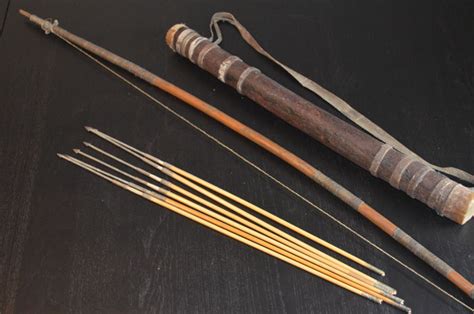 Old African wood bow with 6 arrows, and leather quiver with slip lid 18th century - Catawiki