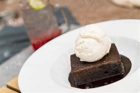 helado de brownie con una bola de helado de vainilla 3105443 Foto de stock en Vecteezy