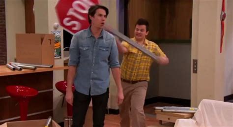 Создать комикс мем "АйКарли, gibby hit spencer with stop sign, icarly gibby memes" - Комиксы ...