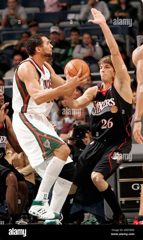 Kyle korver bucks hi-res stock photography and images - Alamy