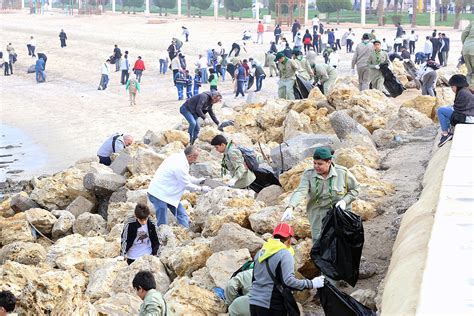 Volunteers clean Shuwaikh Beach | kuwaittimes