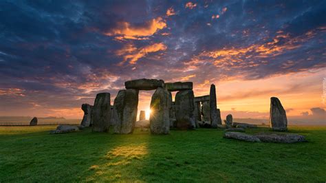 Zachód słońca nad Stonehenge w Anglii