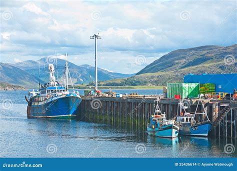 Ullapool harbour editorial stock image. Image of shire - 25436614