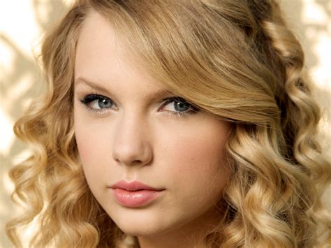 Taylor Swift Close-Up Image
