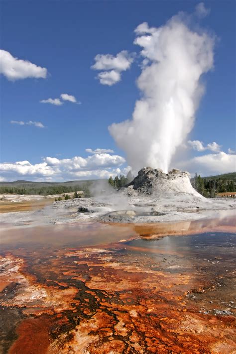 File:Yellowstone Castle Geysir.jpg