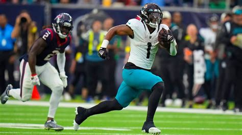 Jaguars' Travis Etienne Jr. bursts through Texans' defense for 62-yard TD - ESPN