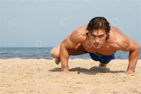 Muscular man during his workout on the beach 16114241 Stock Photo at ...