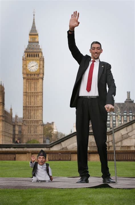 World's tallest man meets world's smallest man for Guinness World ...