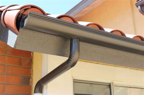 Seamless Aluminum Half Round Rain Gutters with dual Colored Round Downspouts. This Rain Gutter ...