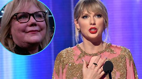 Taylor Swift's Mom Brought to Tears During Heartfelt Speech at AMAs ...