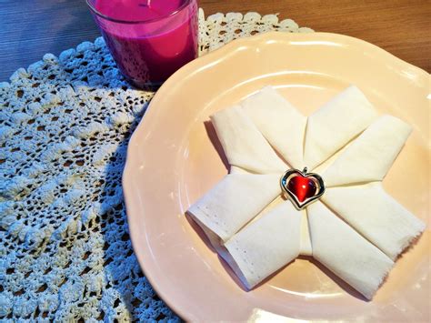 Christmas napkin folding - Snowflake | Christmas napkin folding, Napkin folding, Christmas napkins