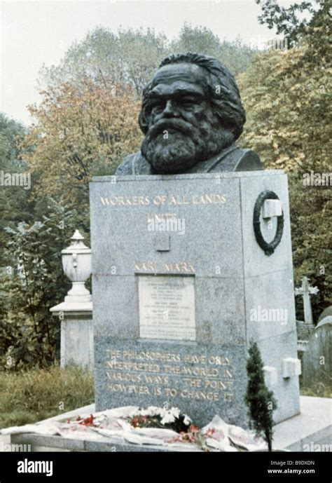 Karl Marx s grave in Highgate Cemetery London Stock Photo - Alamy