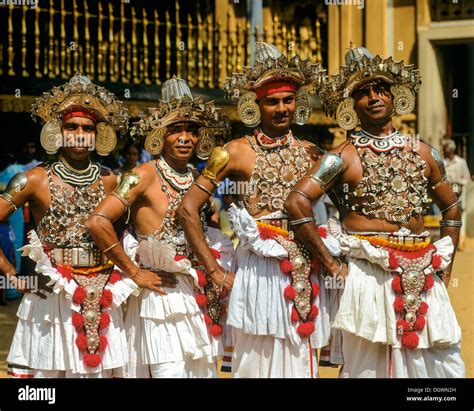 Kandyan dancers in traditional costumes, Kandy, Zentralprovinz, Sri Stock Photo: 62030937 - Alamy