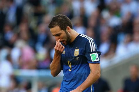 Higuaín gives in to the haters, retires from international duty with ...