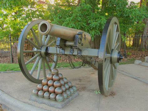 Old battlefield cannon stock image. Image of cannon, gettysburg - 86141577